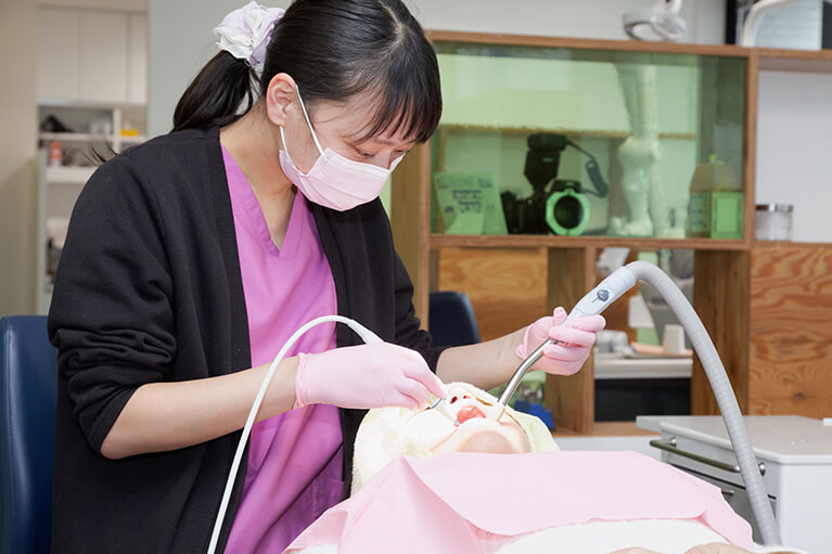 専用の器具を使って歯垢・歯石を取り除きます